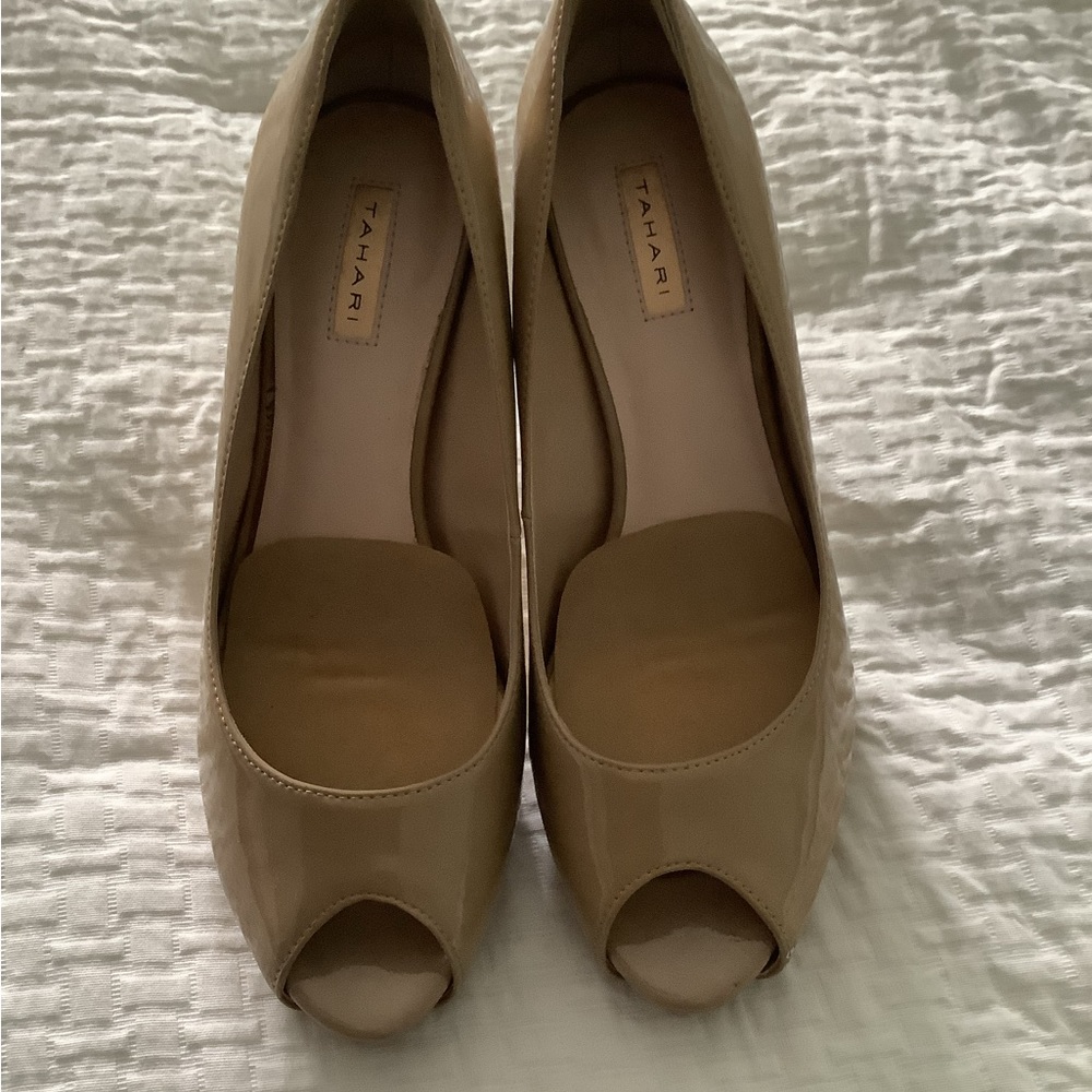 TAHARI Beige Patent Leather pumps size 7M